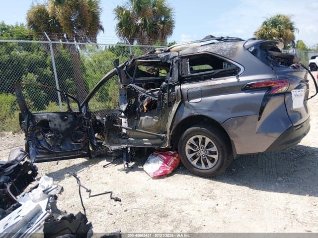 2022 TOYOTA SIENNA XLE 14