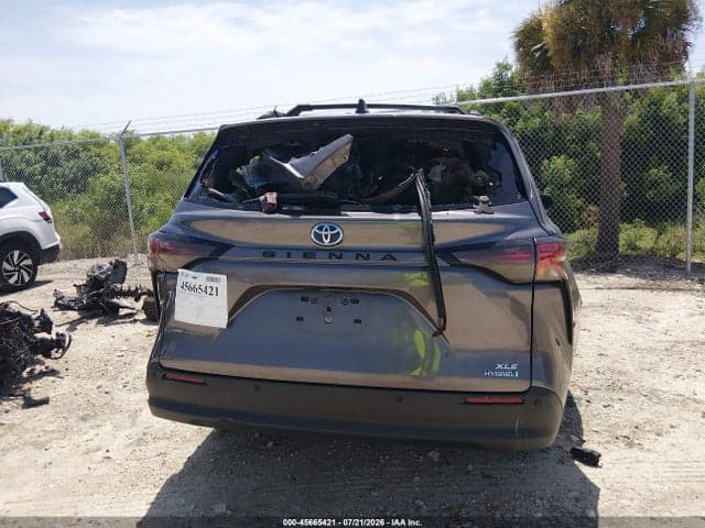 2022 TOYOTA SIENNA XLE 16