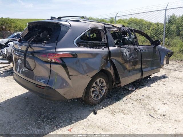 2022 TOYOTA SIENNA XLE 4