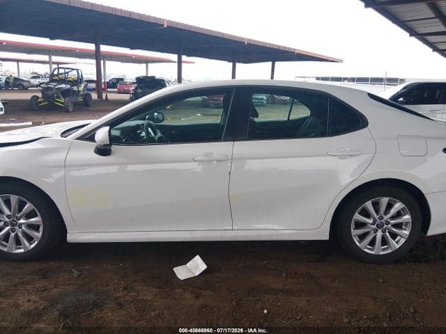 2018 TOYOTA CAMRY LE 14