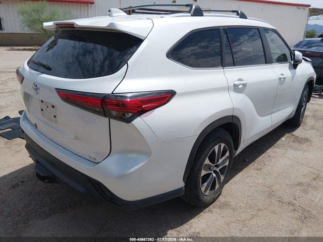 2023 TOYOTA HIGHLANDER XLE 4
