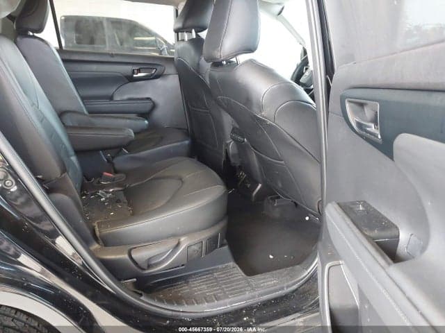 2022 TOYOTA HIGHLANDER XLE 8