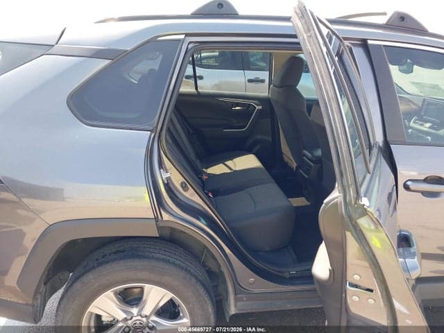 2022 TOYOTA RAV4 XLE 8