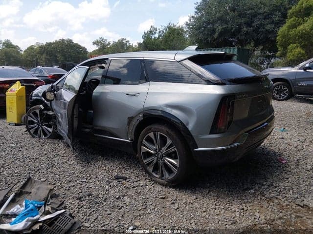 2025 CADILLAC OPTIQ LUXURY 2 AWD 3