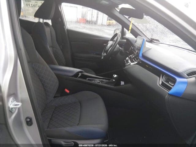 2020 TOYOTA C-HR XLE 5