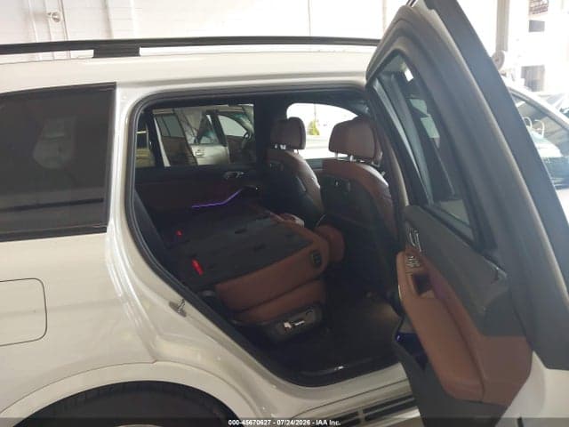 2027 BMW X7 8