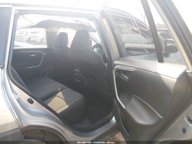 2022 TOYOTA RAV4 XLE 8