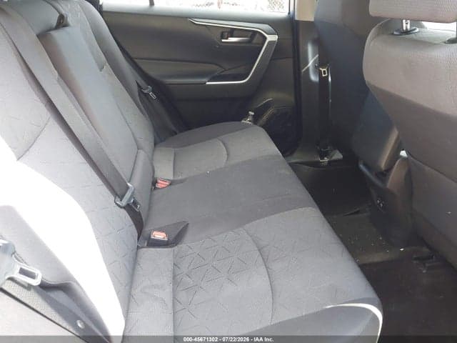 2020 TOYOTA RAV4 XLE 8