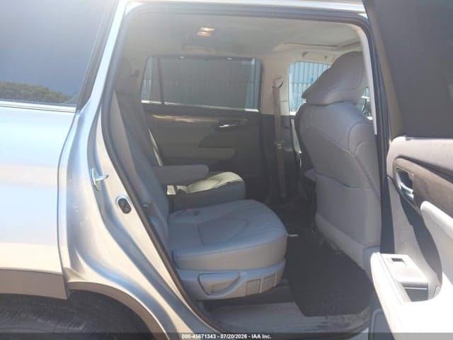 2021 TOYOTA HIGHLANDER LIMITED 8