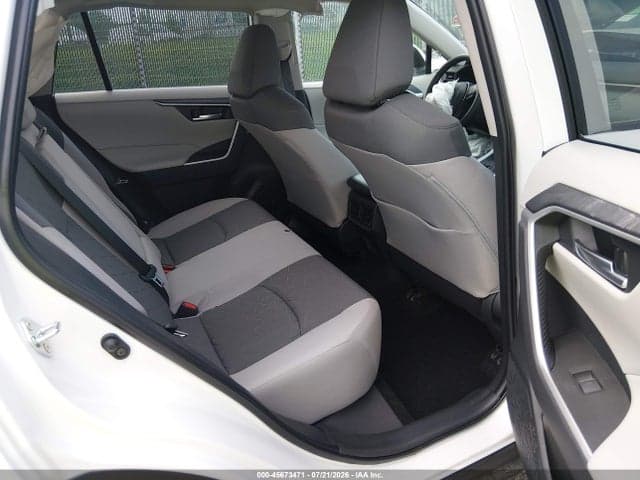 2025 TOYOTA RAV4 XLE 8