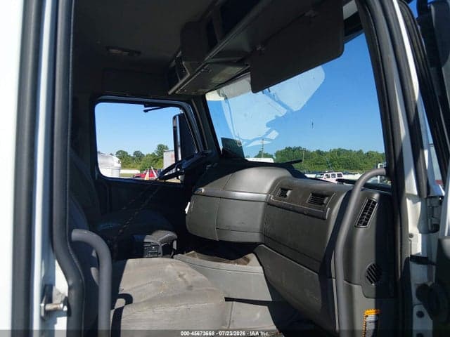 2020 VOLVO VNR 8