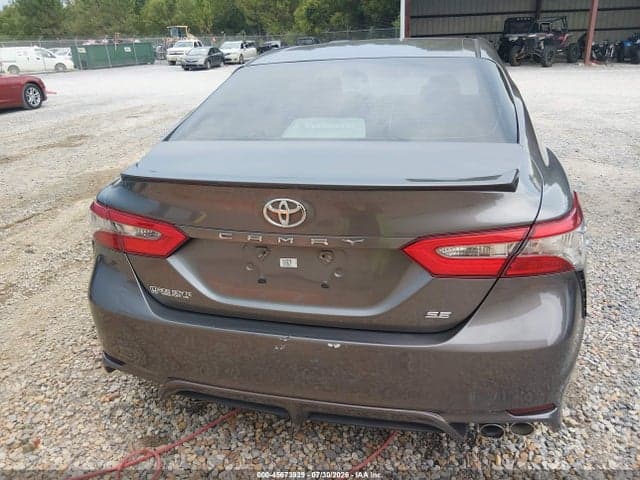 2018 TOYOTA CAMRY SE 16