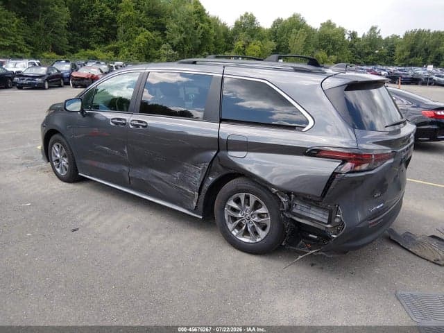 2025 TOYOTA SIENNA LE 3