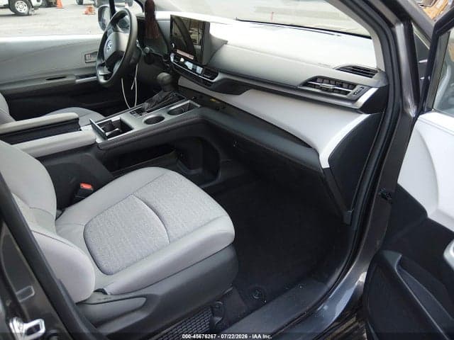 2025 TOYOTA SIENNA LE 5