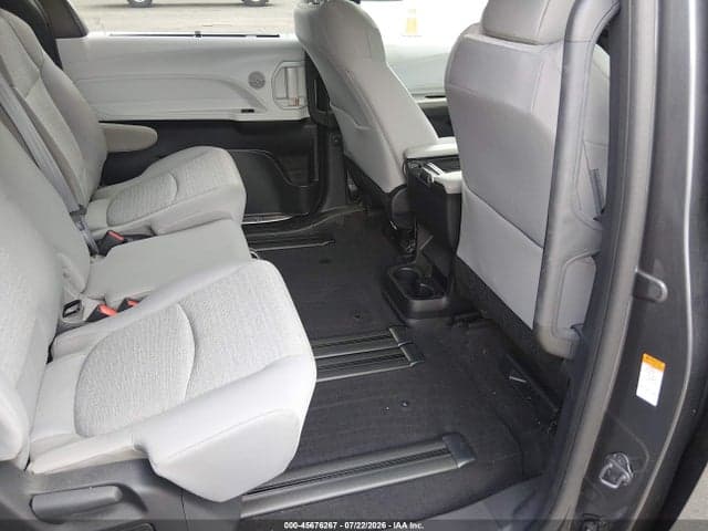 2025 TOYOTA SIENNA LE 8