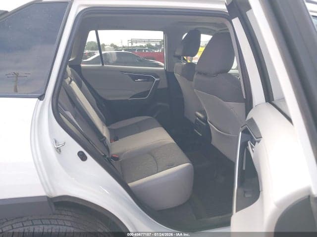 2019 TOYOTA RAV4 XLE 8