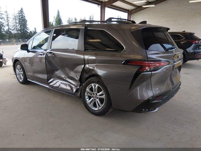2022 TOYOTA SIENNA XSE 3