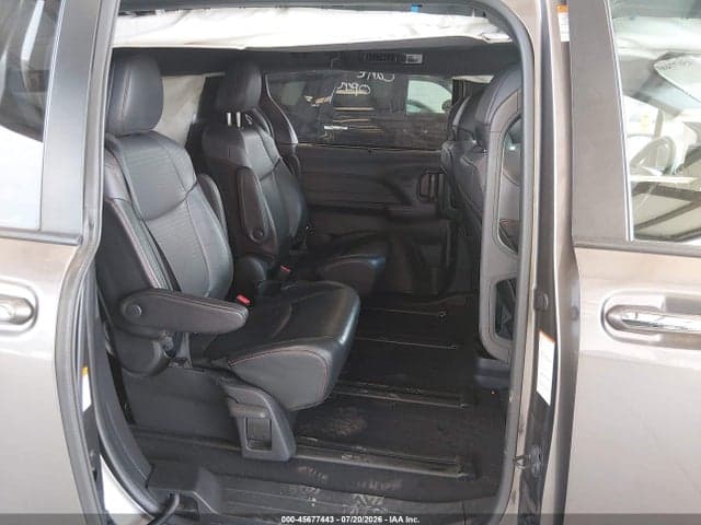 2022 TOYOTA SIENNA XSE 8