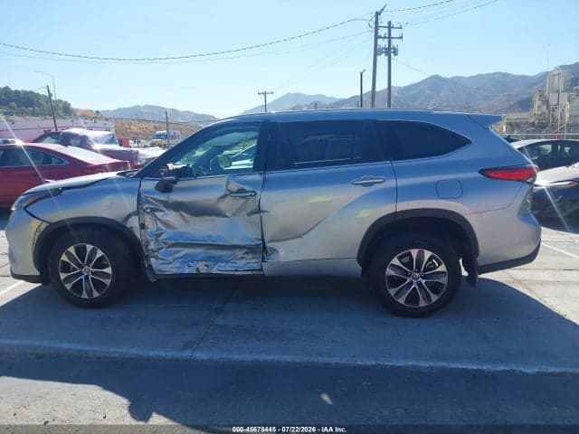 2022 TOYOTA HIGHLANDER XLE 14