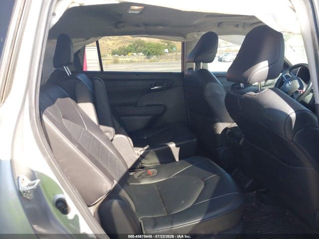 2022 TOYOTA HIGHLANDER XLE 8