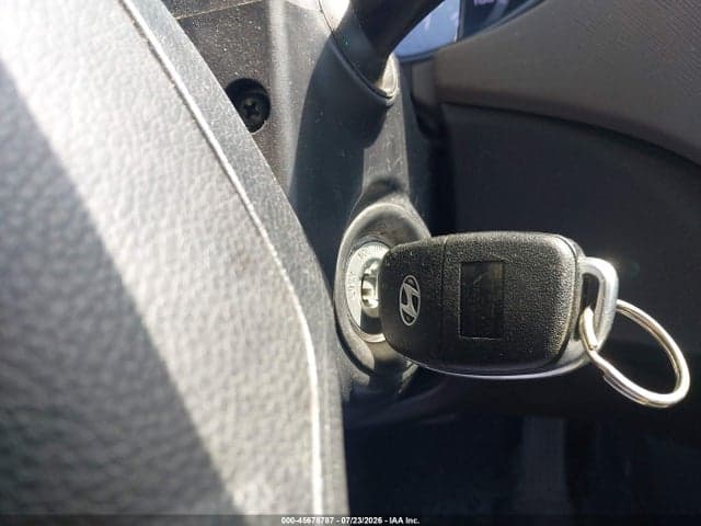 2017 HYUNDAI SANTA FE SE 11