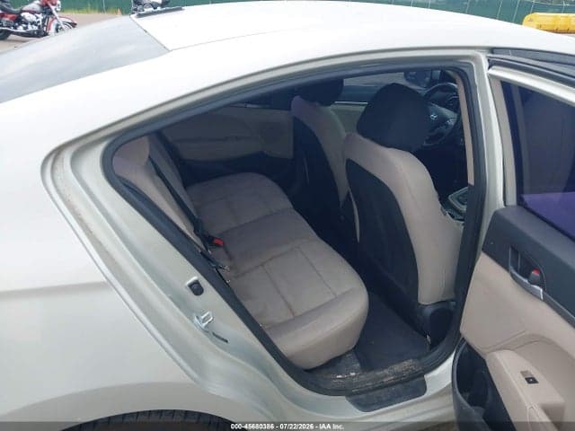 2017 HYUNDAI ELANTRA SE 8