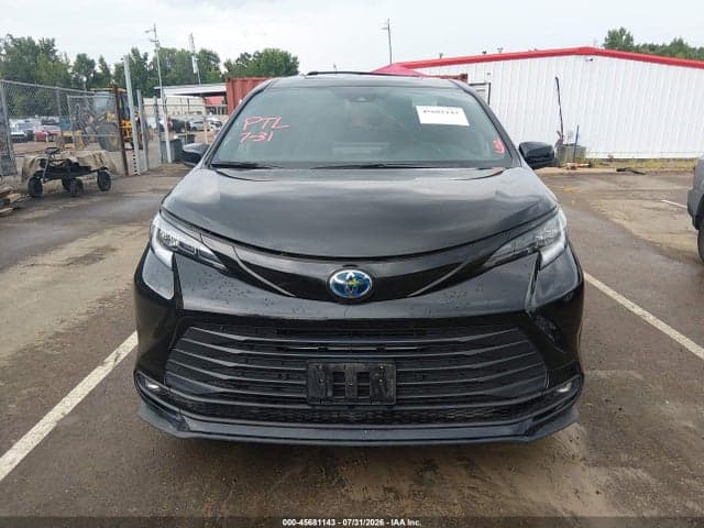 2025 TOYOTA SIENNA WOODLAND EDITION 11