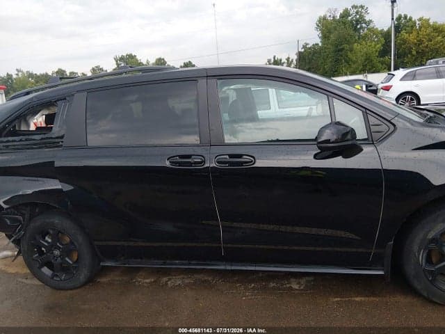 2025 TOYOTA SIENNA WOODLAND EDITION 12