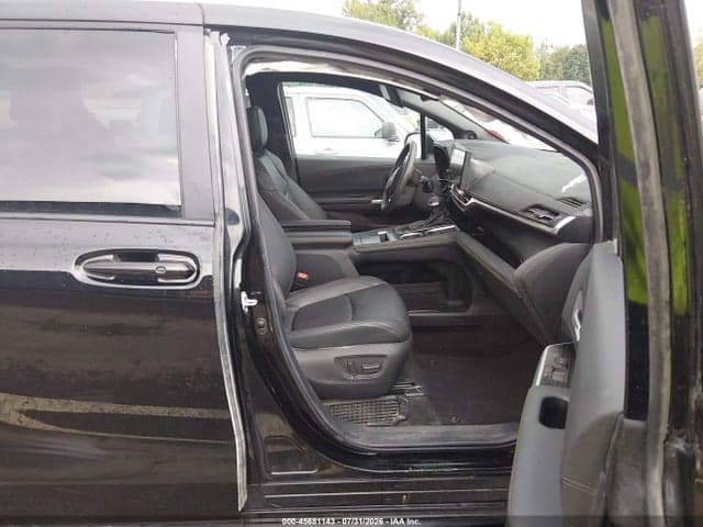 2025 TOYOTA SIENNA WOODLAND EDITION 5