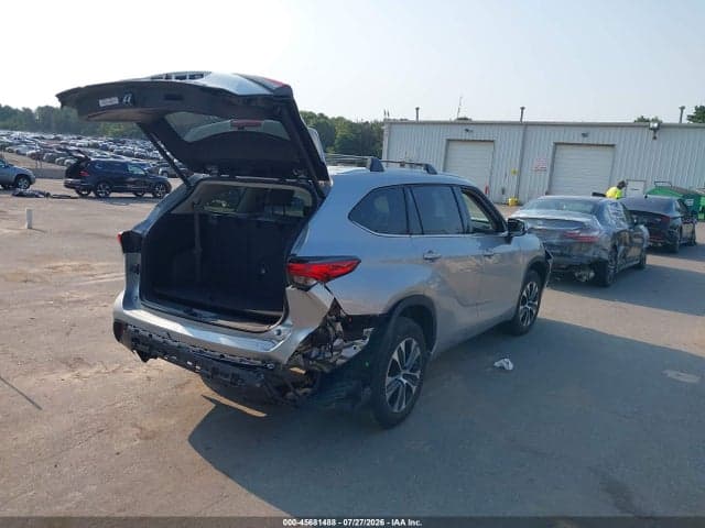 2021 TOYOTA HIGHLANDER XLE 4