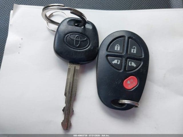 2017 TOYOTA SIENNA LE 8 PASSENGER 11