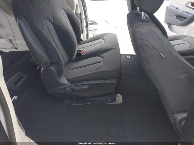2020 CHRYSLER VOYAGER L 8
