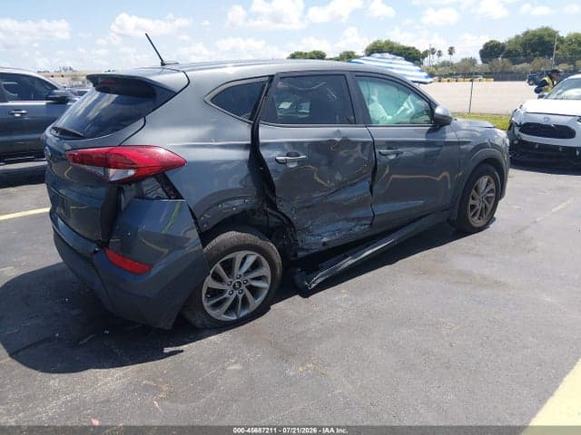 2017 HYUNDAI TUCSON SE 4