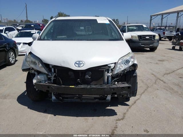 2017 TOYOTA SIENNA XLE 8 PASSENGER 6