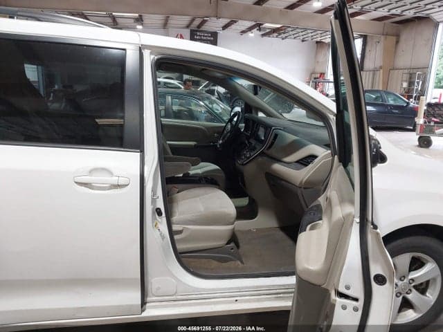 2017 TOYOTA SIENNA LE 8 PASSENGER 5