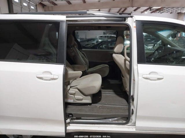 2017 TOYOTA SIENNA LE 8 PASSENGER 8