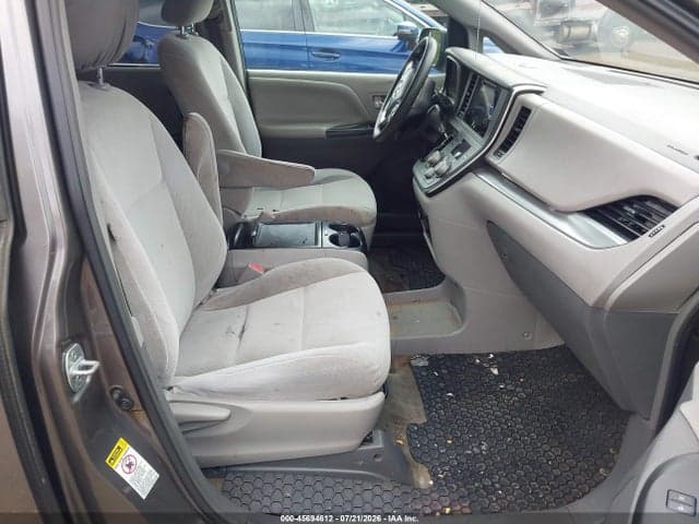 2017 TOYOTA SIENNA LE 8 PASSENGER 5