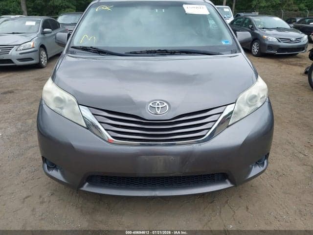 2017 TOYOTA SIENNA LE 8 PASSENGER 6