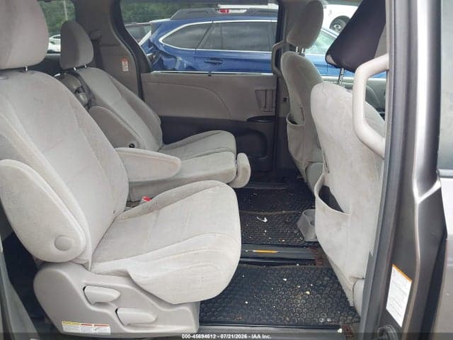 2017 TOYOTA SIENNA LE 8 PASSENGER 8