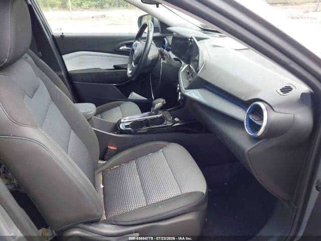 2025 CHEVROLET TRAX FWD LT 5