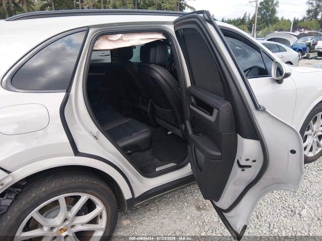 2024 PORSCHE CAYENNE 8