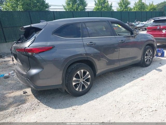 2023 TOYOTA HIGHLANDER XLE 4