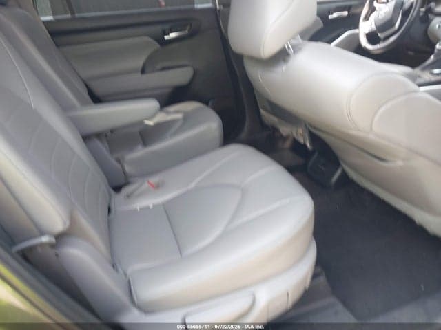 2023 TOYOTA HIGHLANDER XLE 8