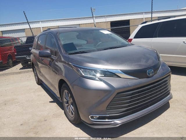 2021 TOYOTA SIENNA XLE