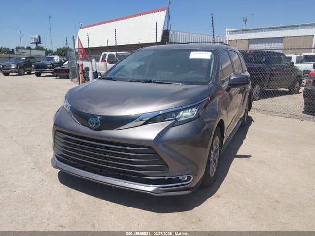2021 TOYOTA SIENNA XLE 2