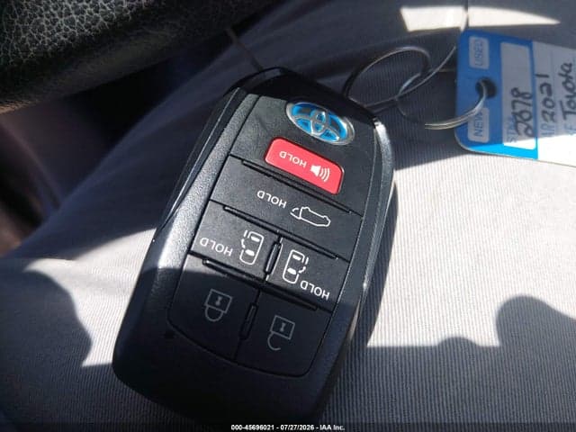 2021 TOYOTA SIENNA XLE 11