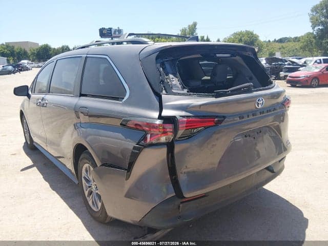 2021 TOYOTA SIENNA XLE 3