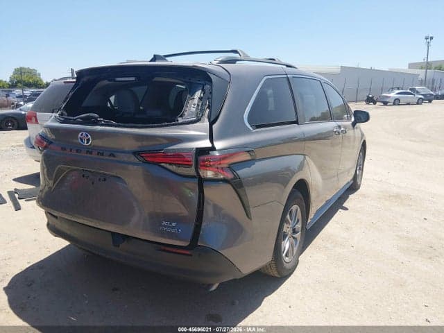 2021 TOYOTA SIENNA XLE 4