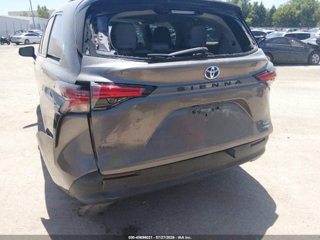 2021 TOYOTA SIENNA XLE 6