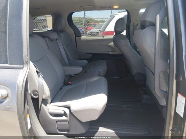 2021 TOYOTA SIENNA XLE 8